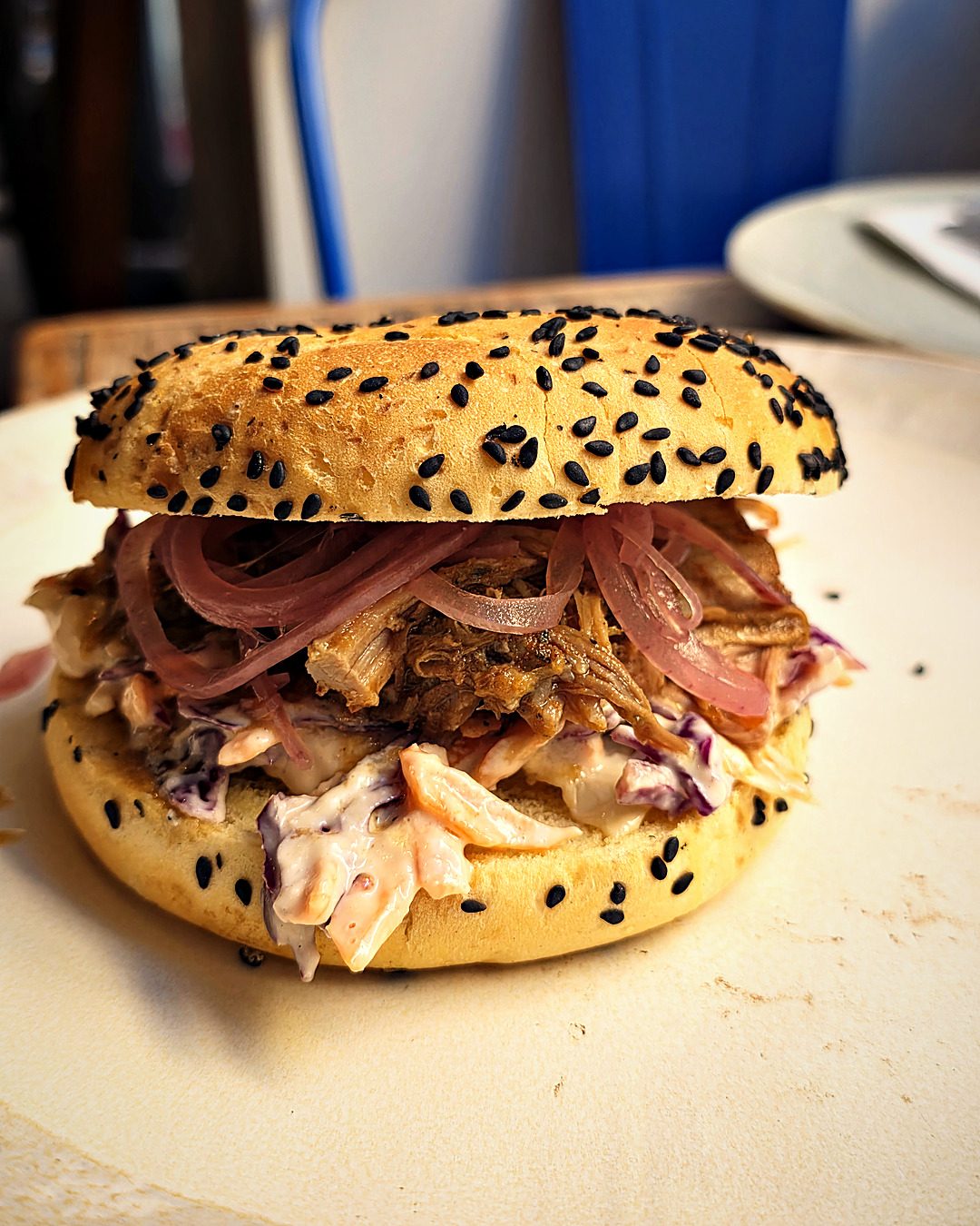 Sandes de Porcolento em pão brioche com sementes de sésamo, picles de cebola e coleslaw