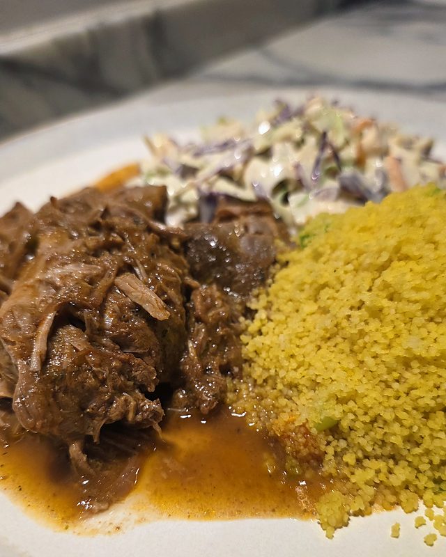 Porcolento no prato, com coleslaw e couscous