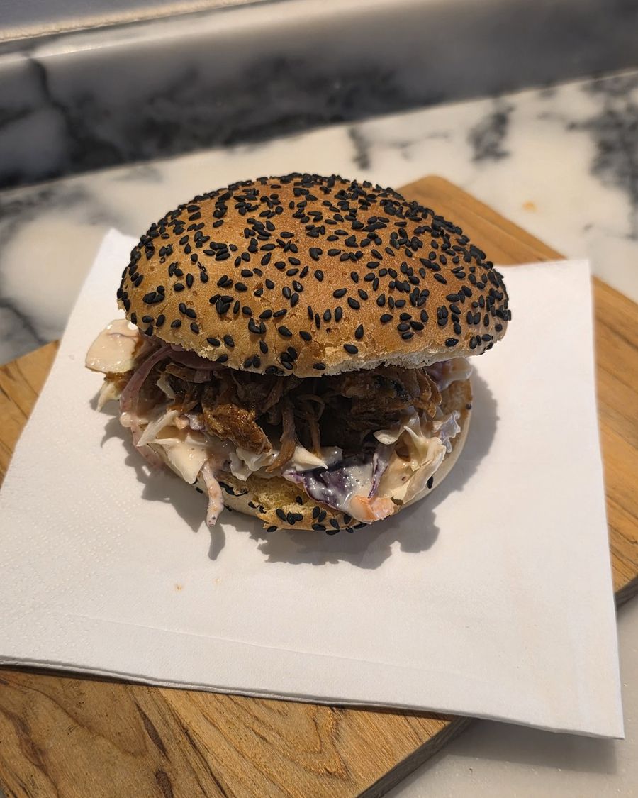 Sandes de Porcolento, com a carne desfiada e coleslaw