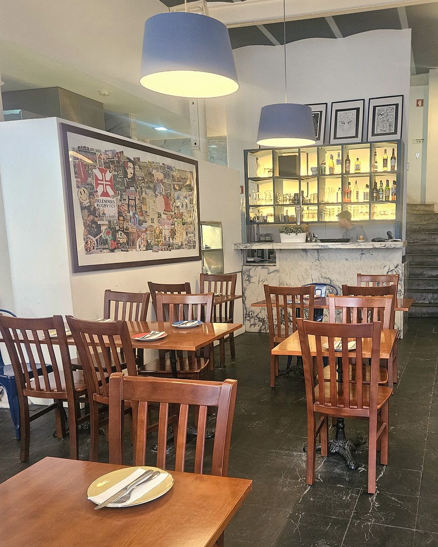 A sala do Sucolento, com mesas de madeira e candeeiros azuis